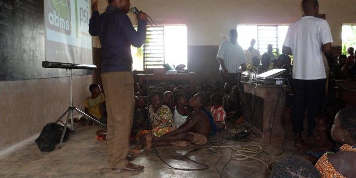 Modeste-un-animateur-de-GRASID-en-sВance-Вducative-sur-la-vaccination-de-routine-des-enfants-dans-la-communautВ-de-GbКzounmК